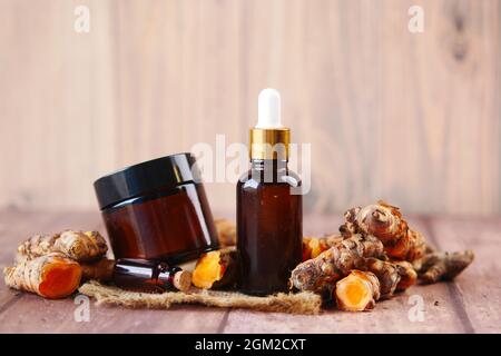 Ingweröl in einer Glasflasche auf dem Tisch, Stockfoto
