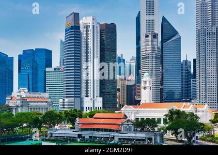 Die Hochhäuser des Bankenviertels in Singapur; in f/g der Singapore Cricket Club und die Victoria Theatre and Concert Hall mit ihrem Uhrturm Stockfoto