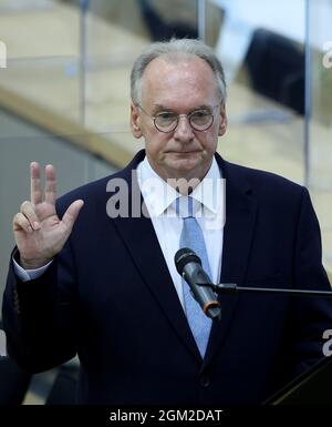 Magdeburg, Deutschland. September 2021. Reiner Haseloff (CDU, l), wiedergewählter Ministerpräsident von Sachsen-Anhalt, wird im landtag Sachsen-Anhalt vereidigt. Quelle: Ronny Hartmann/dpa/Alamy Live News Stockfoto