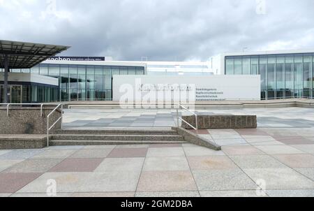 Berlin, Deutschland, 13. September 2021, Treppe mit kleiner Treppe zum Kulturforum in Berlin mit Bildergalerie, Museum für Druckgrafik und Zeichnung, Kunst Stockfoto