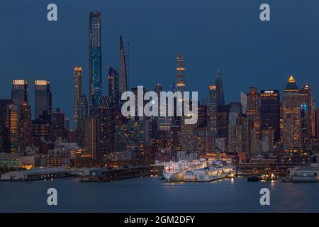USNS Comfort NYC - Blick auf den USNS Comfort, der am Pier 90 an der Skyline von Midtown Manhattan in New York City, NY, während der Blauen Stunde des Zwielns angedockt ist Stockfoto