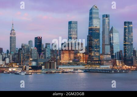USNS NYC Skyline - Blick auf den USNS Comfort, der am Pier 90 an der Skyline von Midtown Manhattan in New York City, NY, während der blauen Stunde der Zwilling angedockt ist Stockfoto