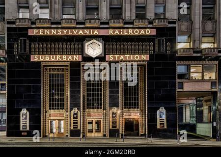 Pennsylvania Railroad Suburban Station - die Art-Deco-Fassade der Pennsylvania Railroad Suburban Station am späten Nachmittag. Der Bahnhof Von Suburban Stockfoto