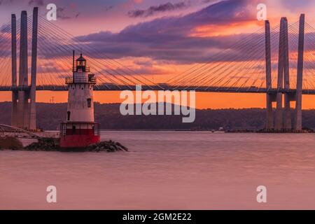 Tarrytown Light und Tappan Zee - Tarrytown Lighthouse auch bekannt als das Sleepy Hollow Light und Kingsland Point Light während des Sonnenuntergangs mit dem Tappan Zee Stockfoto