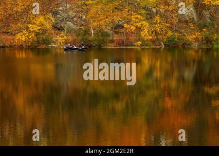 Gone Fishing in the Fall - die schönen Farben des Herbstes spiegeln sich in den stillen Gewässern und durch den State Park in New Jersey. Aufnahme in Th Stockfoto