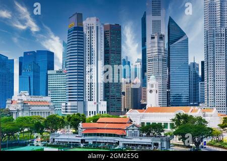 Die Hochhäuser des Bankenviertels in Singapur; in f/g der Singapore Cricket Club und die Victoria Theatre and Concert Hall mit ihrem Uhrturm Stockfoto