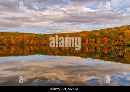 See Skannatati Harriman SP-Blick auf die prächtigen Farben der Herbst Laub und Reflexionen auf dem ruhigen Wasser bei Harriman State Park in New York. Ha