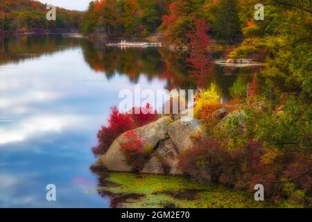 Harriman State Park im Herbst - Blick auf die herrlichen Farben des Herbstlaubes und die Spiegelungen auf dem ruhigen Wasser im Harriman State Park in New York. Ha Stockfoto