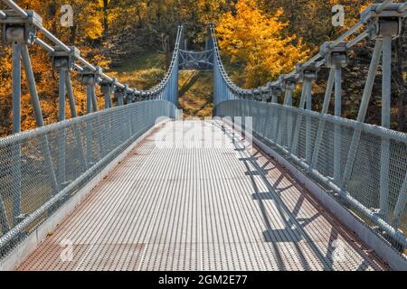 Popolopen Footbridge NY - Blick auf die Popolopen-Fußgängerbrücke, den Hudson River und den Bear Mountain State Park im Herbst mit seinen herrlichen pulsierenden Stockfoto