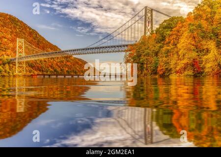 Fall an der Bear Mountain Bridge - Blick nach Süden auf die Bear Mountain Bridge, CSX Railroad Tracks Brücke über den Hudson River im Herbst mit seinen Magnifi Stockfoto