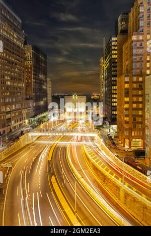 NYC Battery Tunnel - Blick auf den Eingang des Hugh L. Carey Tunnels. Der Brooklyn-Battery Tunnel ist ein Mauttunnel in New York City, der Re verbindet Stockfoto