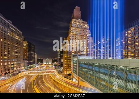 NYC Tribute in Light Installation - Blick auf eine der Lichtinstallationen der Gedenkstätte von 911 sowie den Eingang zum Brooklyn Battery Tunnel, Stockfoto