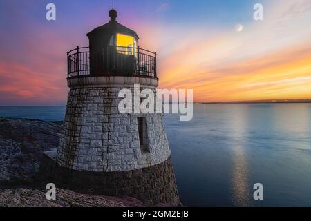 Castle Hill Light House RI - Blick während der blauen Stunde der Dämmerung auf Castle Hill Light auf Narragansett Bay in Newport, Rhode Island am Ende der Stockfoto