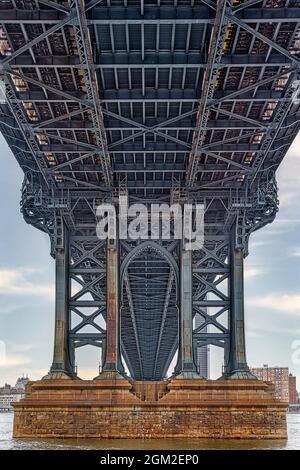 Under the Manhattan Bridge - Blick auf eine der Rungen und den unteren Teil der legendären Manhattan Bridge in Lower Manhattan, New York City Stockfoto