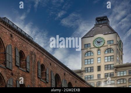 Dumbo's Clock Tower - Blick vom St. Ann's Warehouse Theatre zum Old Tower Clock Building in der prominenten Nachbarschaft von DUMBO (Down Under Stockfoto