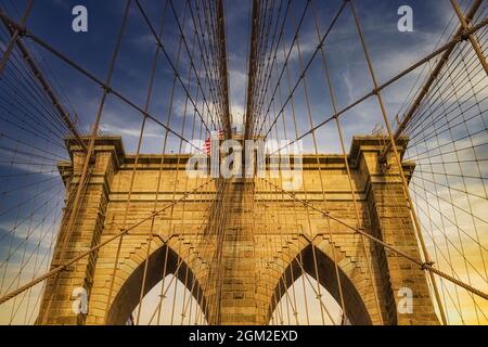 NYC Brooklyn Bridge Nahem Blick auf die Details der mehr als 100 Jahre alten, ikonischen Brooklyn Bridge in New York City, NY. Stockfoto