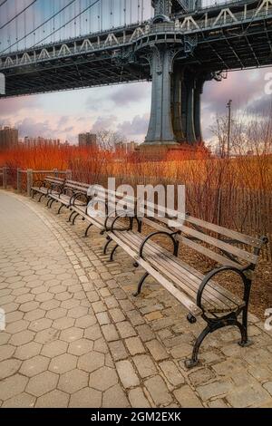 D U M B O Brooklyn NY - unter der Brücke am Brooklyn Bridge Park mit Blick auf die Manhattan Bridge. Stockfoto