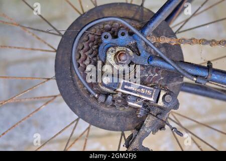 Nahaufnahme von verrosteten Shimano Fahrradgetrieben Stockfoto