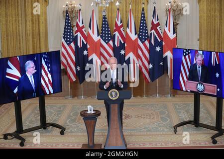 Präsident Joe Biden, flankiert von Premierminister Scott Morrison aus Australien, links, und Boris Johnson aus dem Vereinigten Königreich, rechts, hält am 15. September 2021 im East Room des Weißen Hauses in Washington, DC, Bemerkungen über eine nationale Sicherheitsinitiative. Die Staats- und Regierungschefs verkündeten die Schaffung einer erweiterten trilateralen Sicherheitspartnerschaft mit dem Namen „AUKUS“ – Australien, Großbritannien und den Vereinigten Staaten. Quelle: Oliver Contreras/Pool via CNP /MediaPunch Stockfoto