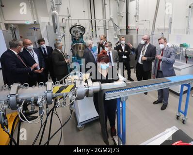 Hermsdorf, Deutschland. September 2021. Der thüringische Ministerpräsident Bodo Ramelow (die Linke, r) beschäftigt sich mit der Herstellung von Aluminiumoxid-Waben bei der Eröffnung des Pilotzentrums für Pulversynthese und -Extrusion. Der von Bund und Freistaat Thüringen geförderte 550 Quadratmeter große Neubau ist für Forschungsarbeiten auf dem Gebiet der keramischen Membranen und der stationären Energiespeicherung vorgesehen. Quelle: Bodo Schackow/dpa-zentralbild/ZB/dpa/Alamy Live News Stockfoto