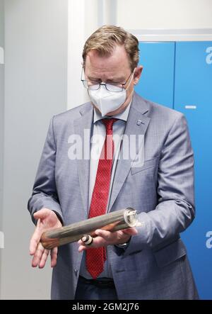 Hermsdorf, Deutschland. September 2021. Bodo Ramelow (die Linke) betrachtet den Prototyp einer keramischen Batterie bei der Eröffnung des Pilotzentrums für Pulversynthese und Extrusion. Der 550 Quadratmeter große Neubau, der von Bund und Freistaat Thüringen gefördert wird, ist für Forschungsarbeiten auf dem Gebiet der keramischen Membranen und der stationären Energiespeicherung vorgesehen. Quelle: Bodo Schackow/dpa-zentralbild/ZB/dpa/Alamy Live News Stockfoto