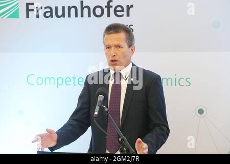 Hermsdorf, Deutschland. September 2021. Ingolf Voigt, Bauleiter des Fraunhofer-Instituts für Keramische Technologien und Systeme (IKTS), spricht bei der Eröffnung des Pilotzentrums für Pulversynthese und Extrusion. Der von Bund und Freistaat Thüringen geförderte 550 Quadratmeter große Neubau ist für Forschungsarbeiten auf dem Gebiet der keramischen Membranen und der stationären Energiespeicherung vorgesehen. Quelle: Bodo Schackow/dpa-zentralbild/ZB/dpa/Alamy Live News Stockfoto