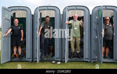 Veteranen (von links nach rechts) Ian Baillie, Mike Hewlett, Gary Sprakes und Chris Nicholls, die 120 Stunden in tragbaren Toilettenkabinen auf dem Southsea Common in Portsmouth, Hampshire, verbringen, um Geld für Forgotten Veterans UK zu sammeln, das ehemalige Mitglieder der Streitkräfte unterstützt. Die Veteranen der Armee und des Royal Navy Submarine Service, die £1,500 sammeln wollen, begannen ihre Sit-in am Mittwoch und werden am Sonntag um 16 Uhr enden. Bilddatum: Donnerstag, 16. September 2021. Stockfoto