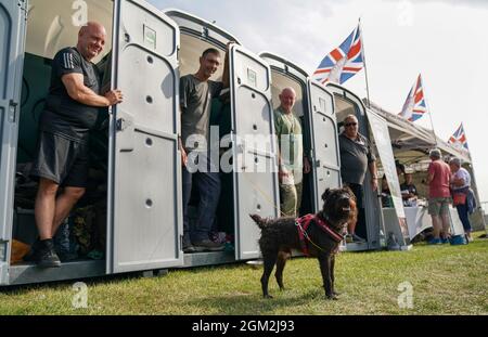 Veteranen (von links nach rechts) Ian Baillie, Mike Hewlett und sein Hund Buster, Gary Sprakes und Chris Nicholls, die 120 Stunden in tragbaren Toilettenkabinen am Southsea Common in Portsmouth, Hampshire, verbringen, um Geld für Forgotten Veterans UK zu sammeln, das ehemalige Mitglieder der Streitkräfte unterstützt. Die Veteranen der Armee und des Royal Navy Submarine Service, die £1,500 sammeln wollen, begannen ihre Sit-in am Mittwoch und werden am Sonntag um 16 Uhr enden. Bilddatum: Donnerstag, 16. September 2021. Stockfoto