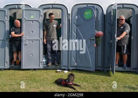 Veteranen (von links nach rechts), Ian Baillie, Mike Hewlett und sein Hund Buster, Gary Sprakes und Chris Nicholls, die 120 Stunden in tragbaren Toilettenkabinen auf dem Southsea Common in Portsmouth, Hampshire, verbringen, um Geld für Forgotten Veterans UK zu sammeln, das ehemalige Mitglieder der Streitkräfte unterstützt. Die Veteranen der Armee und des Royal Navy Submarine Service, die £1,500 sammeln wollen, begannen ihre Sit-in am Mittwoch und werden am Sonntag um 16 Uhr enden. Bilddatum: Donnerstag, 16. September 2021. Stockfoto