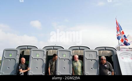 Veteranen (von links nach rechts), Ian Baillie, Mike Hewlett, Gary Sprakes und Chris Nicholls, die 120 Stunden in tragbaren Toilettenkabinen auf dem Southsea Common in Portsmouth, Hampshire, verbringen, um Geld für Forgotten Veterans UK zu sammeln, das ehemalige Mitglieder der Streitkräfte unterstützt. Die Veteranen der Armee und des Royal Navy Submarine Service, die £1,500 sammeln wollen, begannen ihre Sit-in am Mittwoch und werden am Sonntag um 16 Uhr enden. Bilddatum: Donnerstag, 16. September 2021. Stockfoto