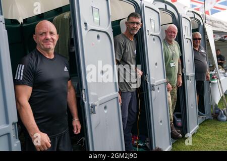 Veteranen (von links nach rechts), Ian Baillie, Mike Hewlett und sein Hund Buster, Gary Sprakes und Chris Nicholls, die 120 Stunden in tragbaren Toilettenkabinen auf dem Southsea Common in Portsmouth, Hampshire, verbringen, um Geld für Forgotten Veterans UK zu sammeln, das ehemalige Mitglieder der Streitkräfte unterstützt. Die Veteranen der Armee und des Royal Navy Submarine Service, die £1,500 sammeln wollen, begannen ihre Sit-in am Mittwoch und werden am Sonntag um 16 Uhr enden. Bilddatum: Donnerstag, 16. September 2021. Stockfoto