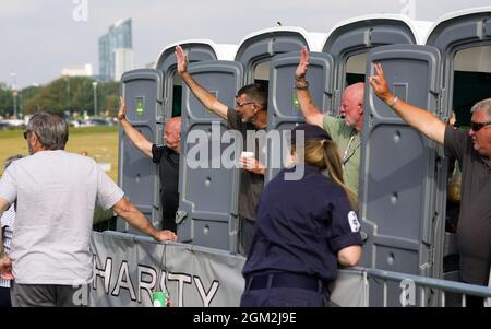 Die Veteranen Ian Baillie, Mike Hewlett und sein Hund Buster, Gary Sprakes und Chris Nicholls bestätigen ein Hupen, als sie 120 Stunden in tragbaren Toilettenkabinen auf dem Southsea Common in Portsmouth, Hampshire, verbringen, um Geld für Forgotten Veterans UK zu sammeln, das ehemalige Mitglieder der Streitkräfte unterstützt. Die Veteranen der Armee und des Royal Navy Submarine Service, die £1,500 sammeln wollen, begannen ihre Sit-in am Mittwoch und werden am Sonntag um 16 Uhr enden. Bilddatum: Donnerstag, 16. September 2021. Stockfoto