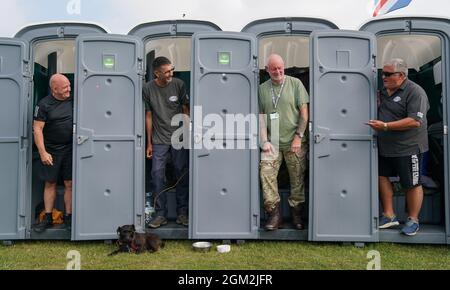 Veteranen (von links nach rechts) Ian Baillie, Mike Hewlett und sein Hund Buster, Gary Sprakes und Chris Nicholls, die 120 Stunden in tragbaren Toilettenkabinen am Southsea Common in Portsmouth, Hampshire, verbringen, um Geld für Forgotten Veterans UK zu sammeln, das ehemalige Mitglieder der Streitkräfte unterstützt. Die Veteranen der Armee und des Royal Navy Submarine Service, die £1,500 sammeln wollen, begannen ihre Sit-in am Mittwoch und werden am Sonntag um 16 Uhr enden. Bilddatum: Donnerstag, 16. September 2021. Stockfoto