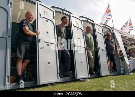 Veteranen (von links nach rechts) Ian Baillie, Mike Hewlett, Gary Sprakes und Chris Nicholls, die 120 Stunden in tragbaren Toilettenkabinen auf dem Southsea Common in Portsmouth, Hampshire, verbringen, um Geld für Forgotten Veterans UK zu sammeln, das ehemalige Mitglieder der Streitkräfte unterstützt. Die Veteranen der Armee und des Royal Navy Submarine Service, die £1,500 sammeln wollen, begannen ihre Sit-in am Mittwoch und werden am Sonntag um 16 Uhr enden. Bilddatum: Donnerstag, 16. September 2021. Stockfoto