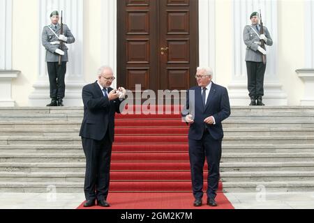 Berlin, Deutschland. September 2021. Bundespräsident Frank-Walter Steinmeier (r) empfängt den lettischen Präsidenten Egils Levits im Schloss Bellevue. Quelle: Wolfgang Kumm/dpa/Alamy Live News Stockfoto