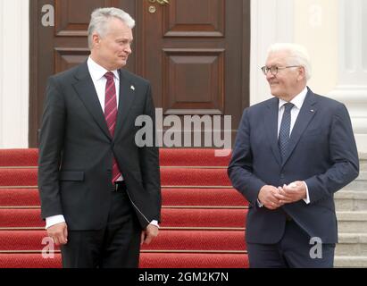 Berlin, Deutschland. September 2021. Bundespräsident Frank-Walter Steinmeier (r) empfängt Litauens Präsidentin Gitanas Nauseda im Schloss Bellevue. Quelle: Wolfgang Kumm/dpa/Alamy Live News Stockfoto