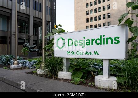 Toronto, Kanada, 25. August 2021: Bürogebäude von Desjardins an der St Clair Ave in Toronto, Kanada. Stockfoto