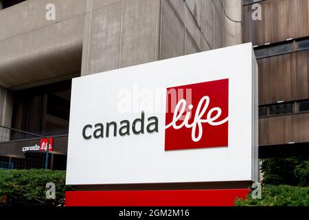 Toronto, Kanada-25. August 2021: Nahaufnahme des Canada Life-Schildes vor ihrem Büro in der Innenstadt von Toronto. Stockfoto