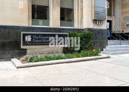 Toronto, Kanada-25. August 2021: Das Zeichen des Campbell Family Cancer Research Institute (Princess Margaret Cancer Center) in Toronto Stockfoto