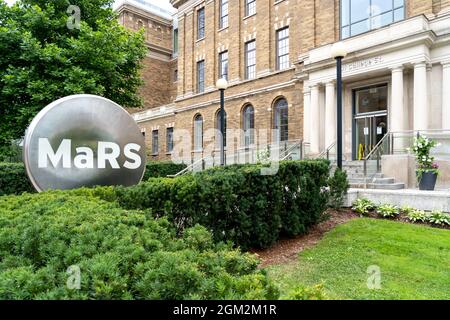 Toronto, Kanada-25. August 2021: Mars Discovery District Schild und Gebäude in Toronto. Stockfoto