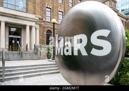 Toronto, Kanada-25. August 2021: Mars Discovery District Schild und Gebäude in Toronto. Stockfoto