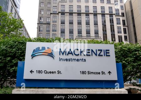 Toronto, Kanada-25. August 2021: Mackenzie unterzeichnet sein Hauptquartier in Toronto, Kanada. Stockfoto