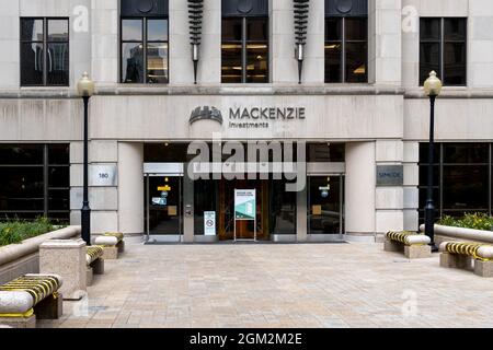 Toronto, Kanada-25. August 2021: Mackenzie Eingang zu ihrem Hauptquartier in Toronto, Kanada. Stockfoto