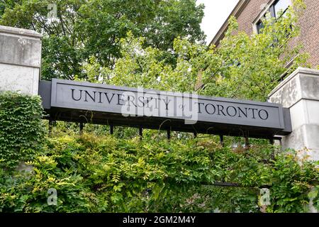 Toronto, Kanada - 25. August 2021: Nahaufnahme des Schildes der Universität von Toronto. Stockfoto