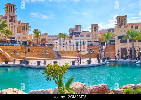 Die Fort Island öffnet den Blick auf den Kanal, das Amphitheater, Restaurants und den Windcatcher-Turm des Souk Madinat Jumeirah Market, Dubai, VAE Stockfoto