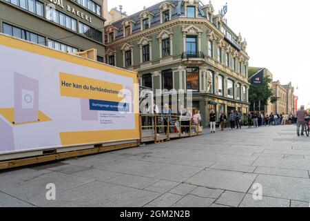 Oslo, Norwegen. 2021. September: Blick auf die Menschen, die sich für die Wahlen 2021 vor dem Wahllokal in der Innenstadt aufgereiht haben Stockfoto