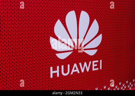 Kiew, Ukraine - 13. Januar 2021: Huawei-Logo auf der Weihnachtsmesse. Weihnachtsfeiertage im Palace Ukraine. Stockfoto