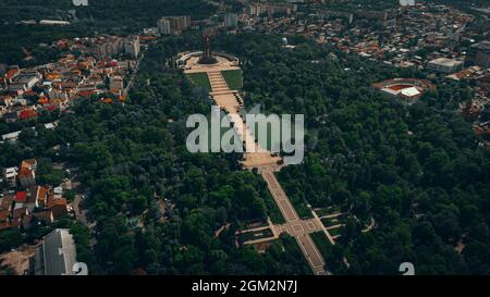 BUCURESTI, RUMÄNIEN - 13. Mai 2021: Eine Luftaufnahme eines Wahrzeichens mit einem Denkmal und Stadtbild von Bucuresti in Rumänien Stockfoto