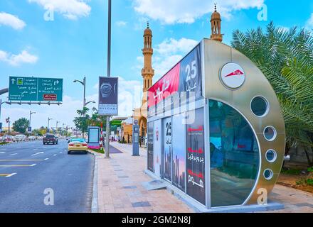 DUBAI, VAE - 4. MÄRZ 2020: Der moderne, klimatisierte Pavillon des Busbahnhofs, der sich am 4. März in Dubai in der Jumeirah Beach Road befindet Stockfoto