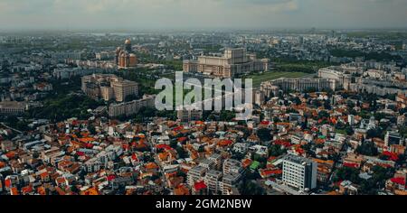 BUCURESTI, RUMÄNIEN - 13. Mai 2021: Eine Aufnahme der Stadtlandschaft von Bucuresti an einem sonnigen Tag in Rumänien Stockfoto